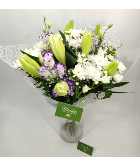 Bouquet white lilies and hrizantemes 