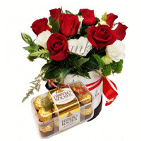 Розы в цветочной коробке с шоколадом